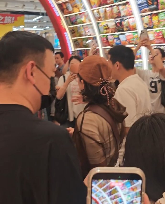 章子怡长沙零食店 挑染银白色短发 造型师分享三个原则_女明星短发造型
